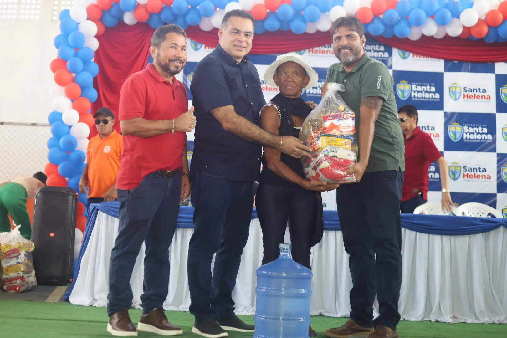 Foto 8 – Entrega de Cestas básicas, Água e Peixe às Famílias Helenenses