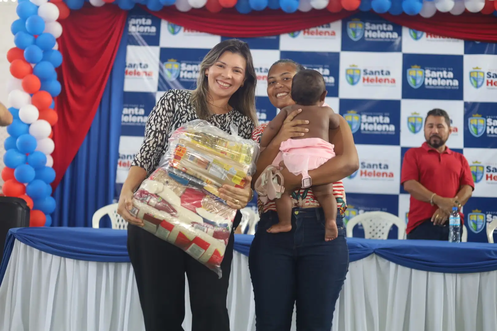 Foto 6 – Entrega de Cestas básicas, Água e Peixe às Famílias Helenenses