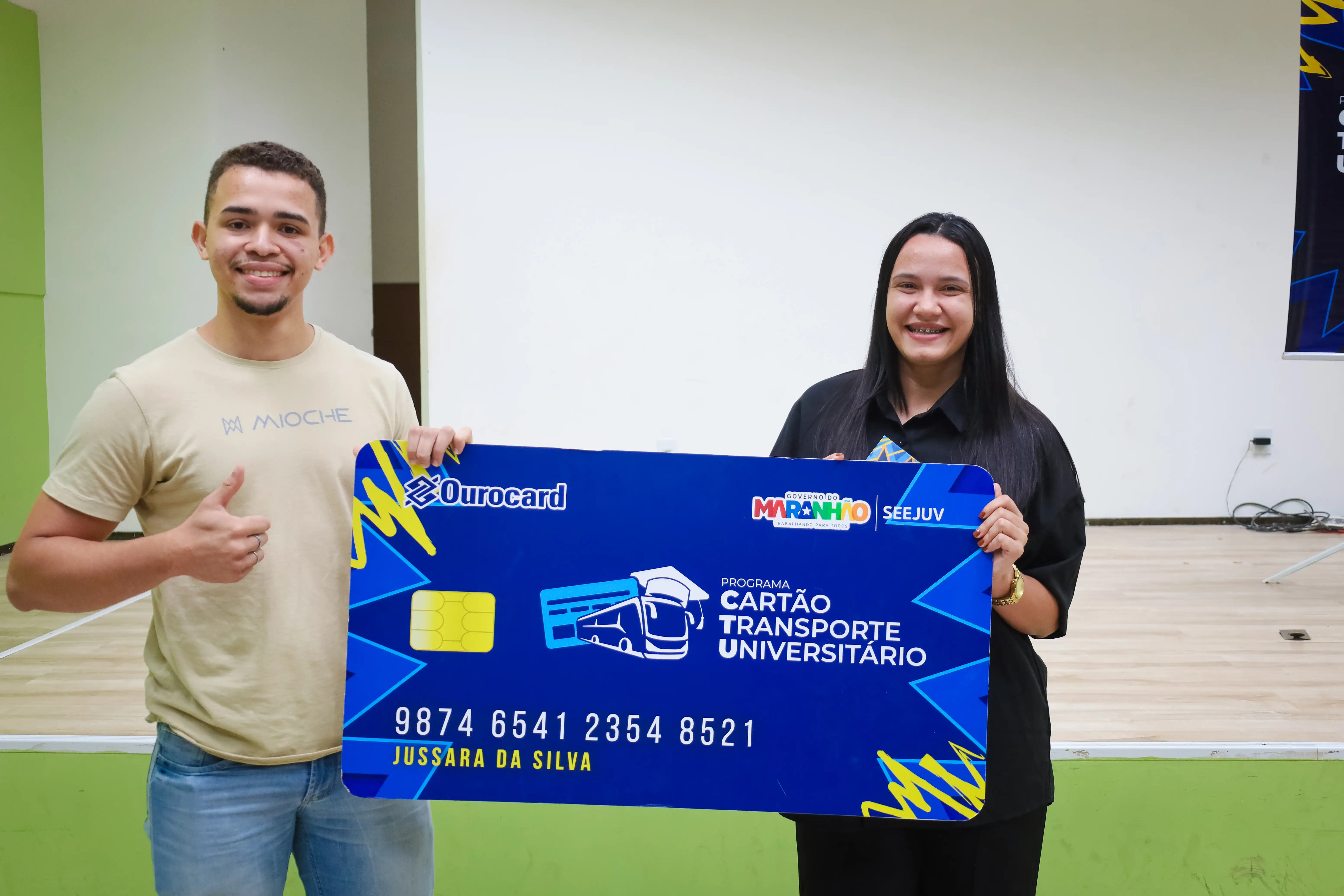 Foto 1 – Entrega dos cartões do Programa Transporte Universitário