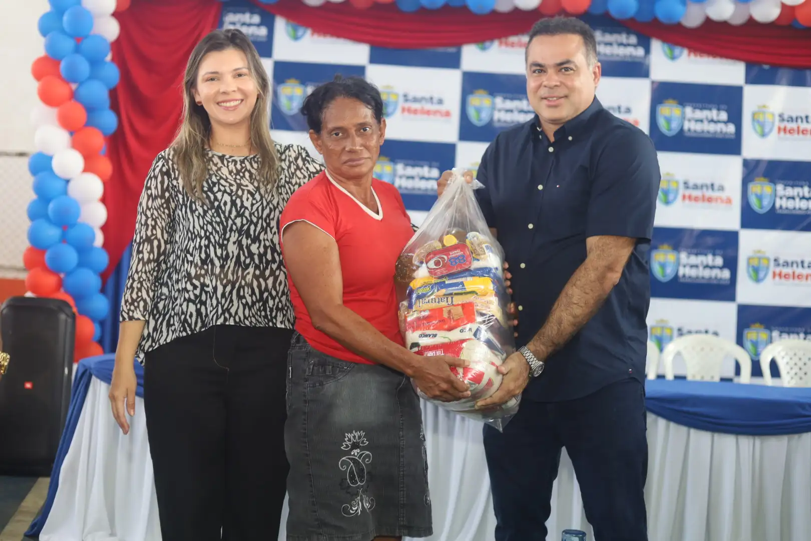 Foto 7 – Entrega de Cestas básicas, Água e Peixe às Famílias Helenenses