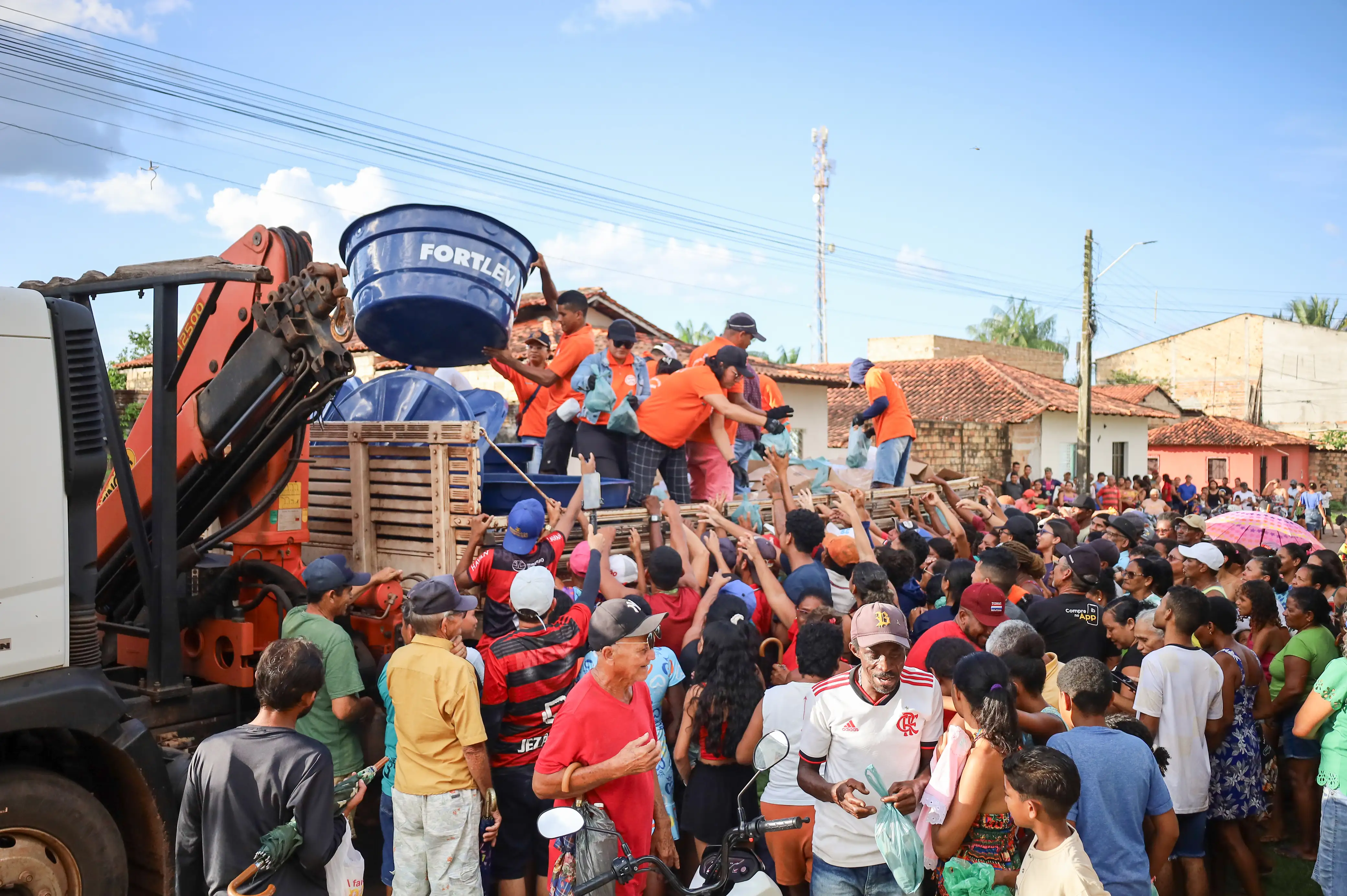 Foto 4 – Entrega de Cestas básicas, Água e Peixe às Famílias Helenenses
