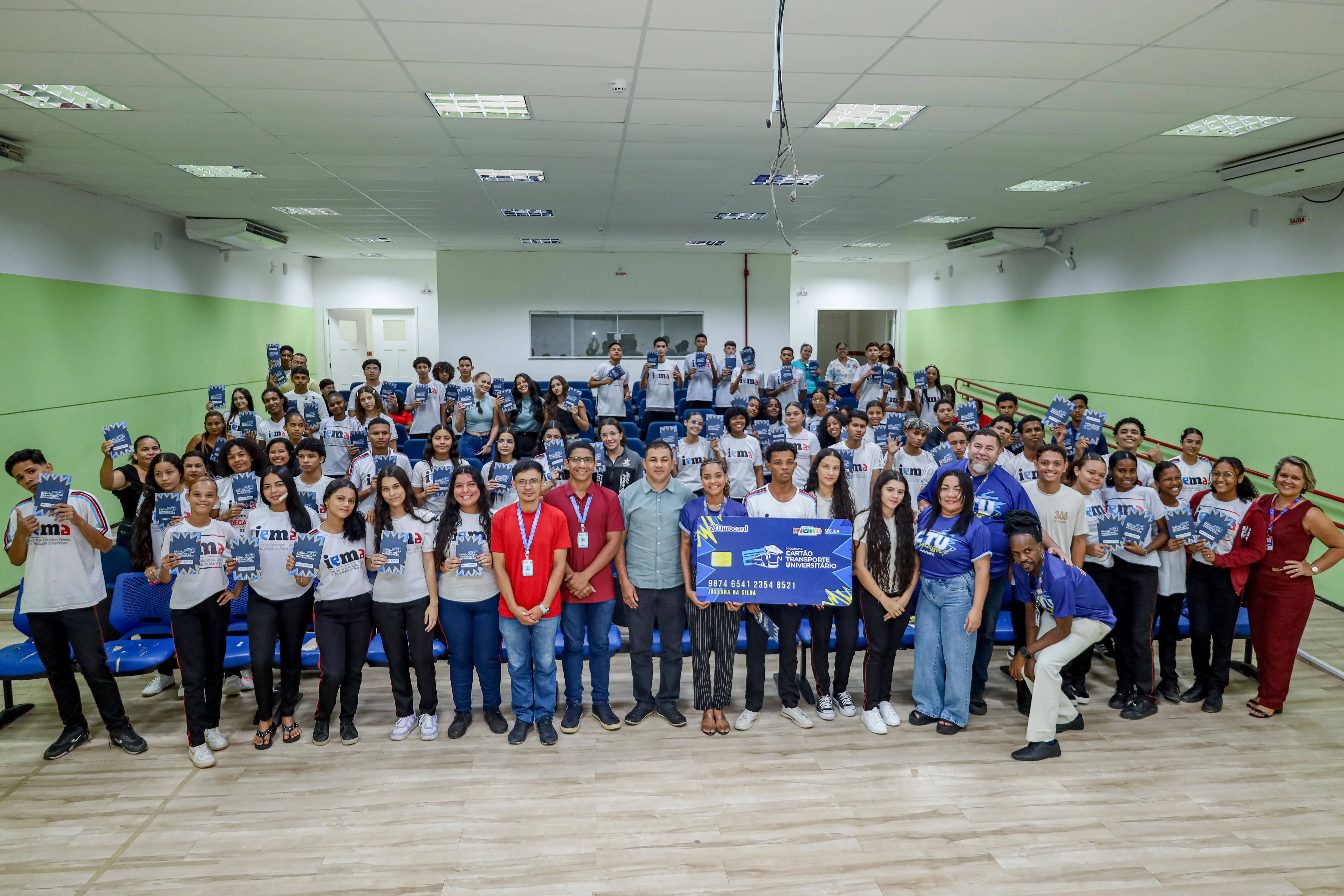 Entrega dos cartões do Programa Transporte Universitário
