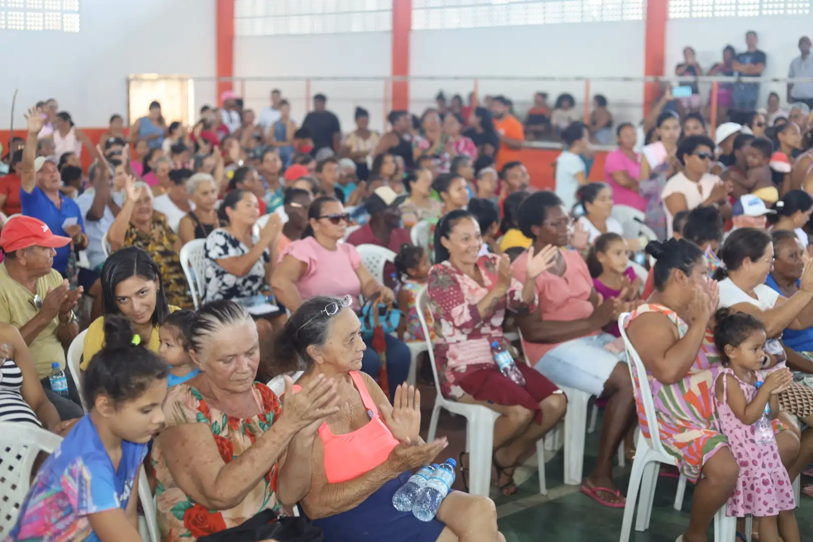 Foto 5 – Entrega de Cestas básicas, Água e Peixe às Famílias Helenenses